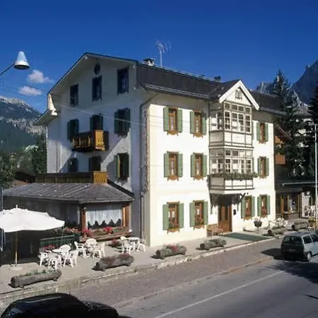 Otel Alpina ***s Cortina dʼAmpezzo
